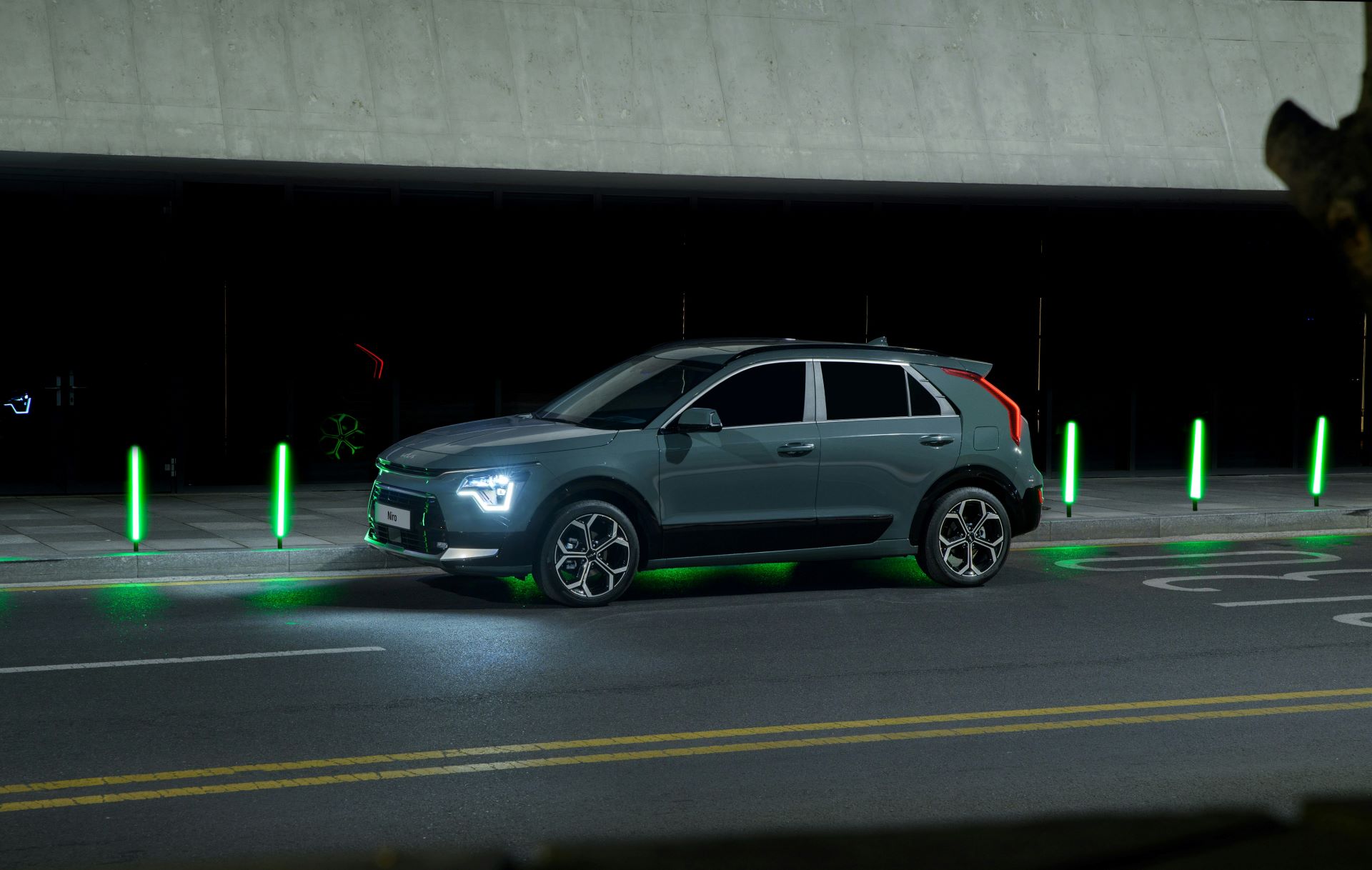 ai-powered-creativity-how-algorithms-are-shaping-automotive-ad-campaigns-2.jpg