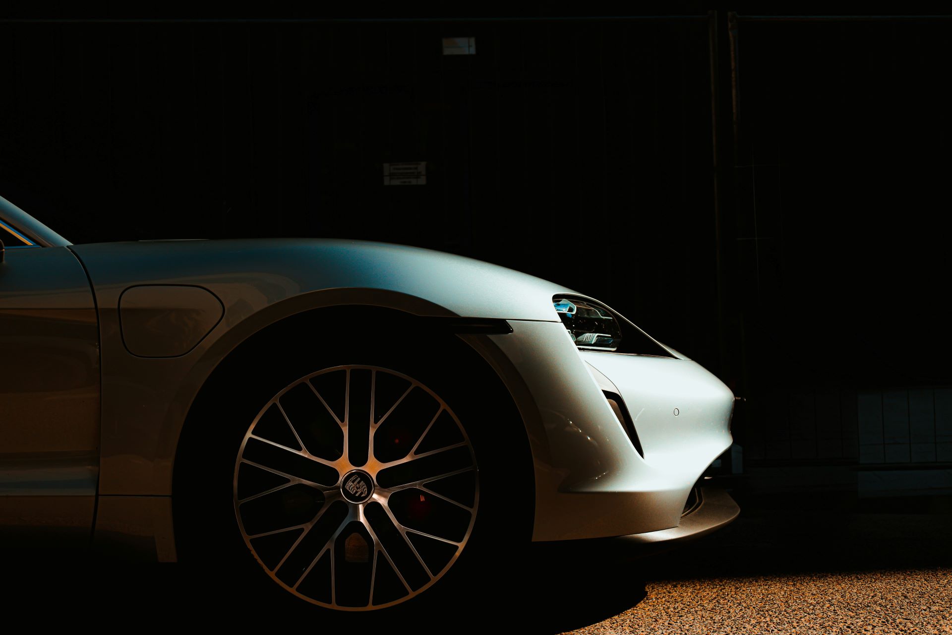 collaborations-beyond-the-road-how-automotive-brands-elevate-their-image-through-luxury-partnerships-2.jpg