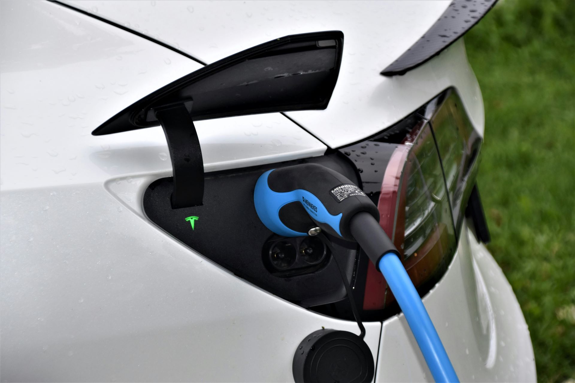 driving-green-without-compromise-mastering-electrification-and-eco-marketing-in-automotive-campaigns-1.jpg