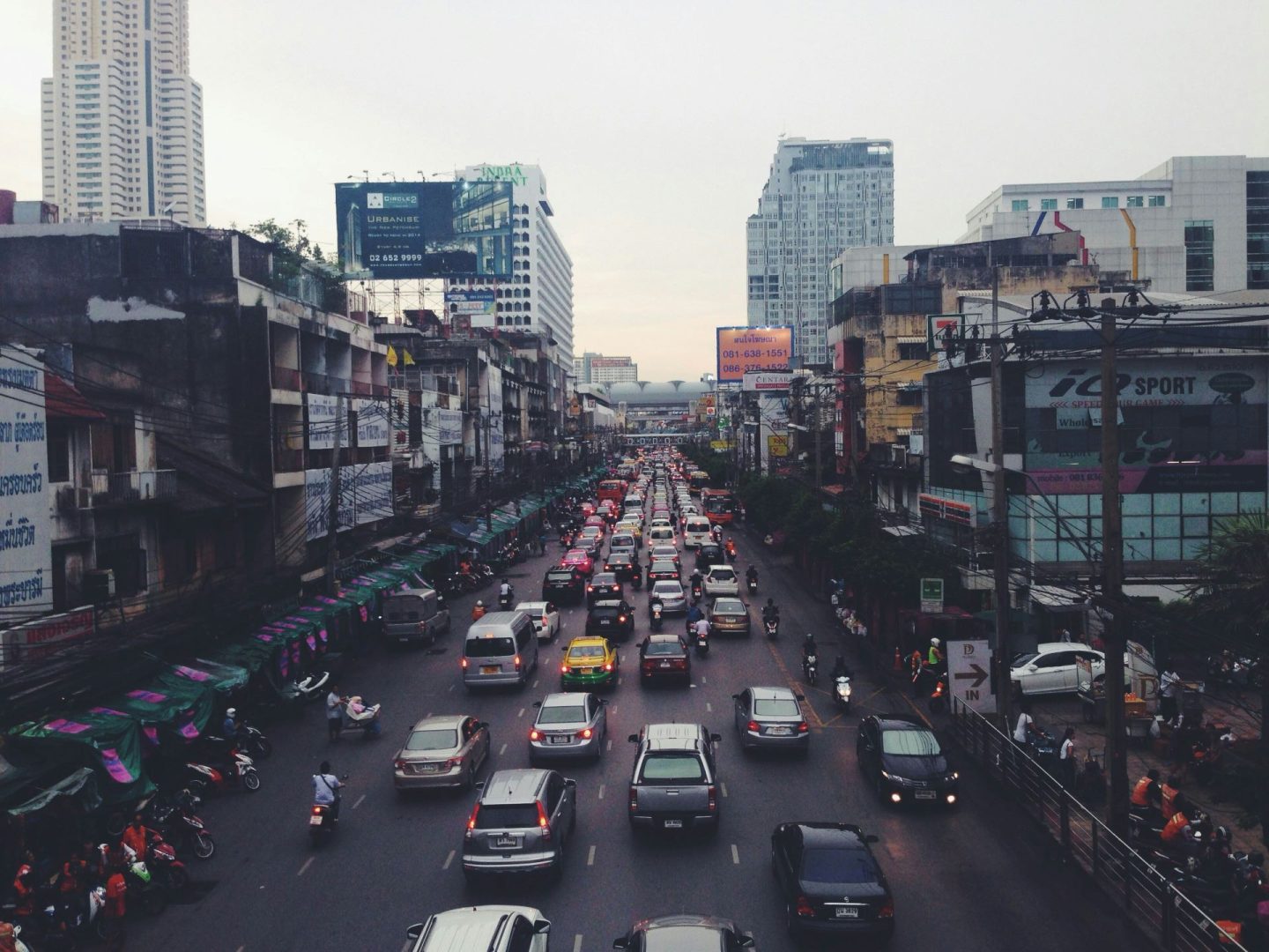 from-city-streets-to-superhighways-urban-mobility-and-the-changing-face-of-car-ads-2-1440x1080.jpg