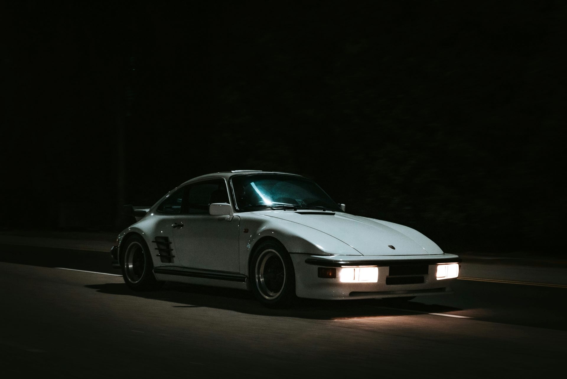 from-silver-screen-to-showroom-the-power-of-film-cars-in-brand-advertising-1.jpg