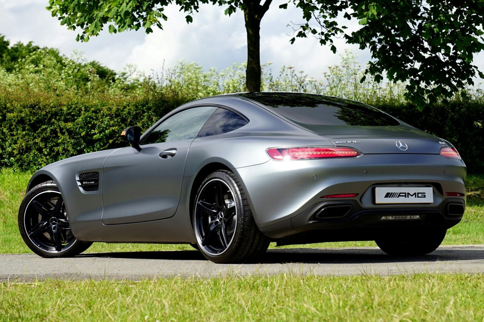 luxury-lifestyle-and-legitimacy-advertising-high-end-automotive-brands-1-1620x1080.jpg