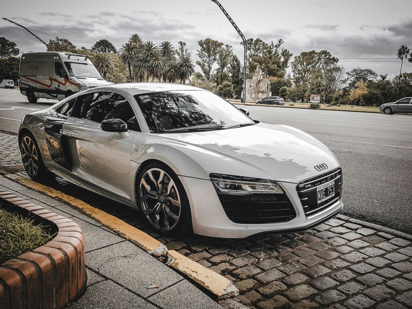 luxury-vs-lifestyle-how-premium-and-mass-market-car-brands-speak-to-different-aspirations-2-1439x1080-1.jpg