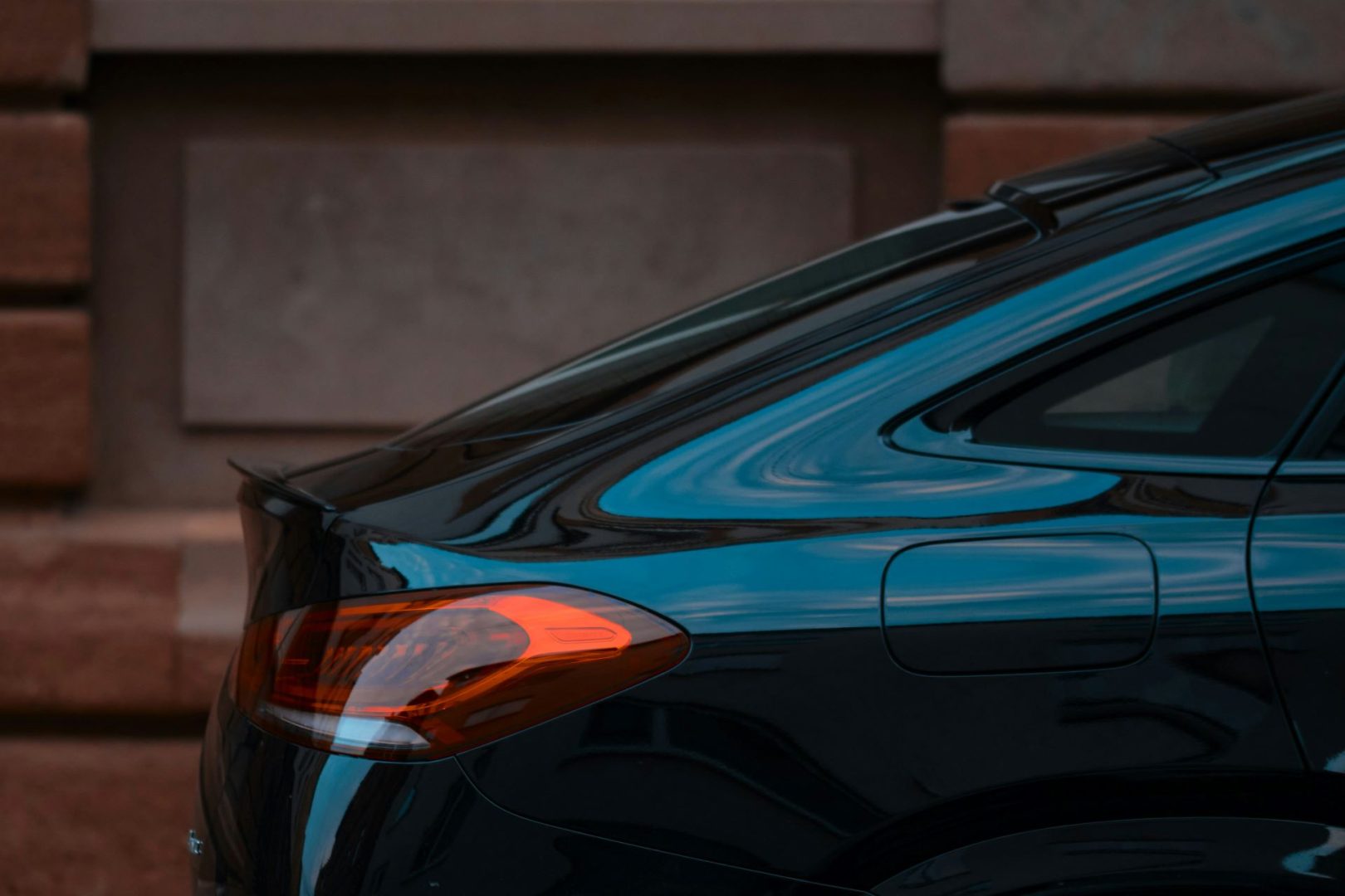 minimalism-in-automotive-advertising-less-is-more-1-1620x1080.jpg