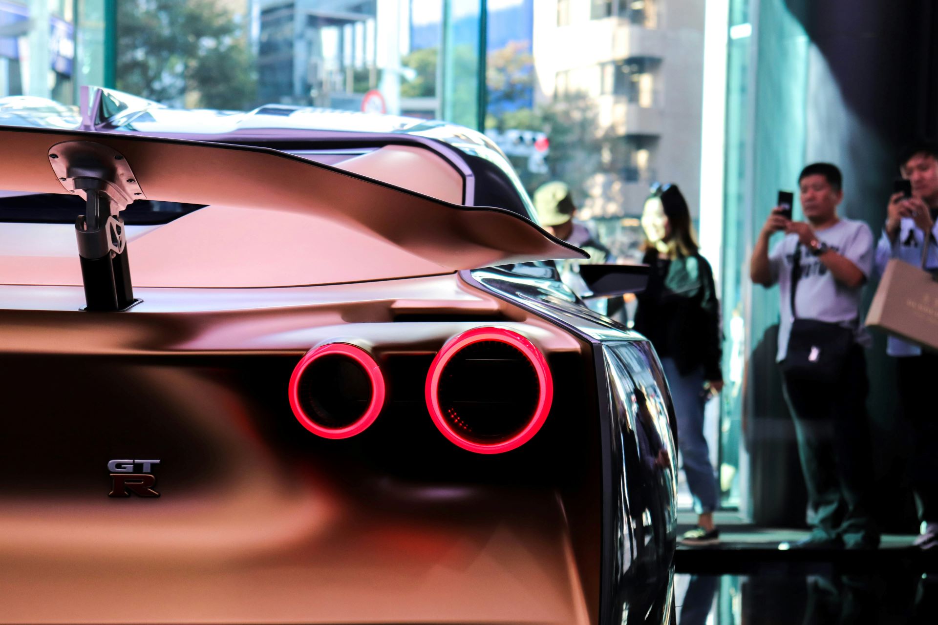 reinventing-the-dealership-model-what-traditional-brands-can-learn-from-tesla-2.jpg