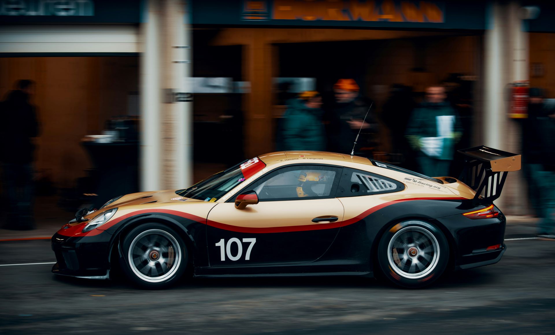 the-art-of-storytelling-in-automotive-advertising.jpg