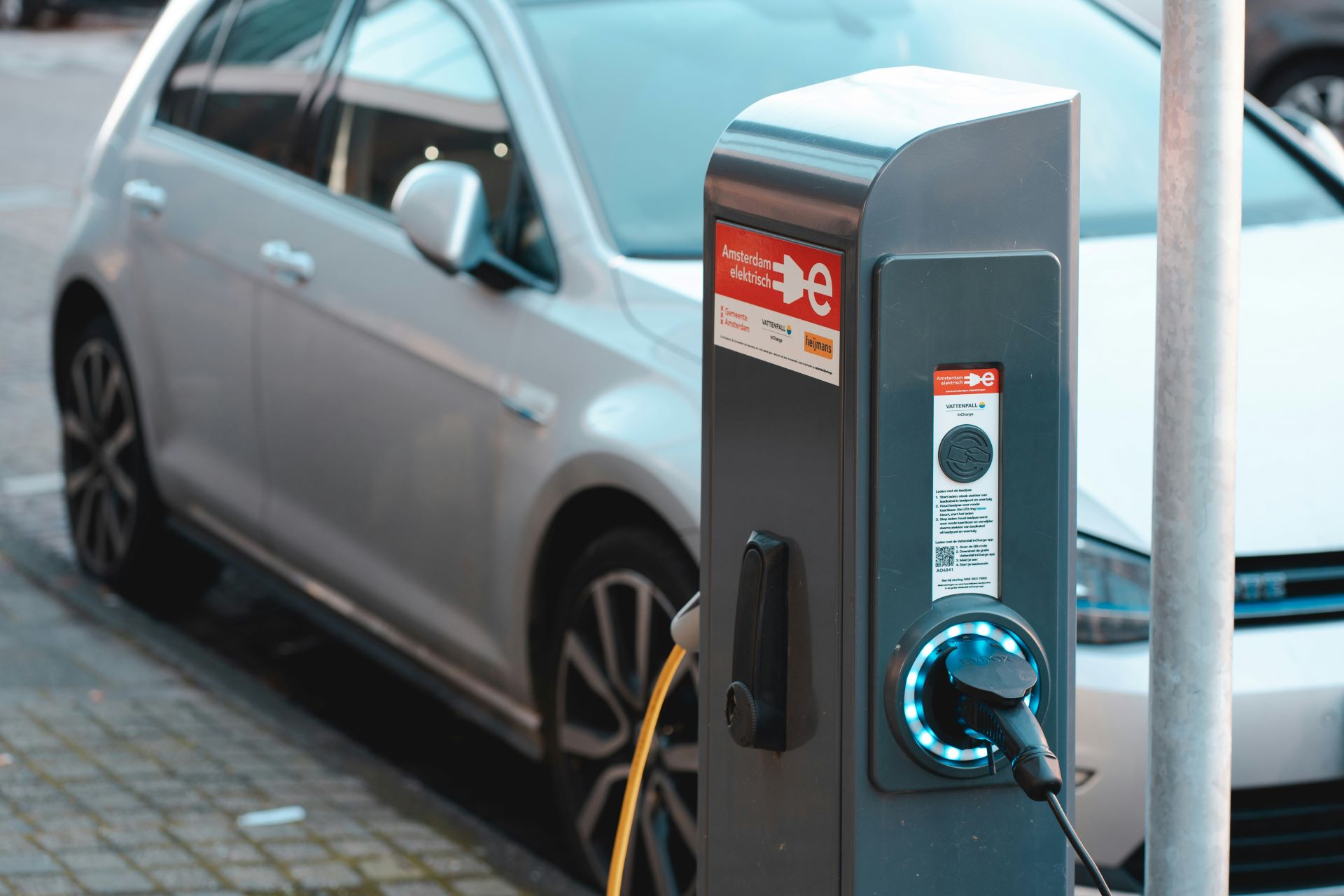 the-future-of-electric-vehicle-charging-infrastructure-how-automakers-are-marketing-charging-solutions.jpg