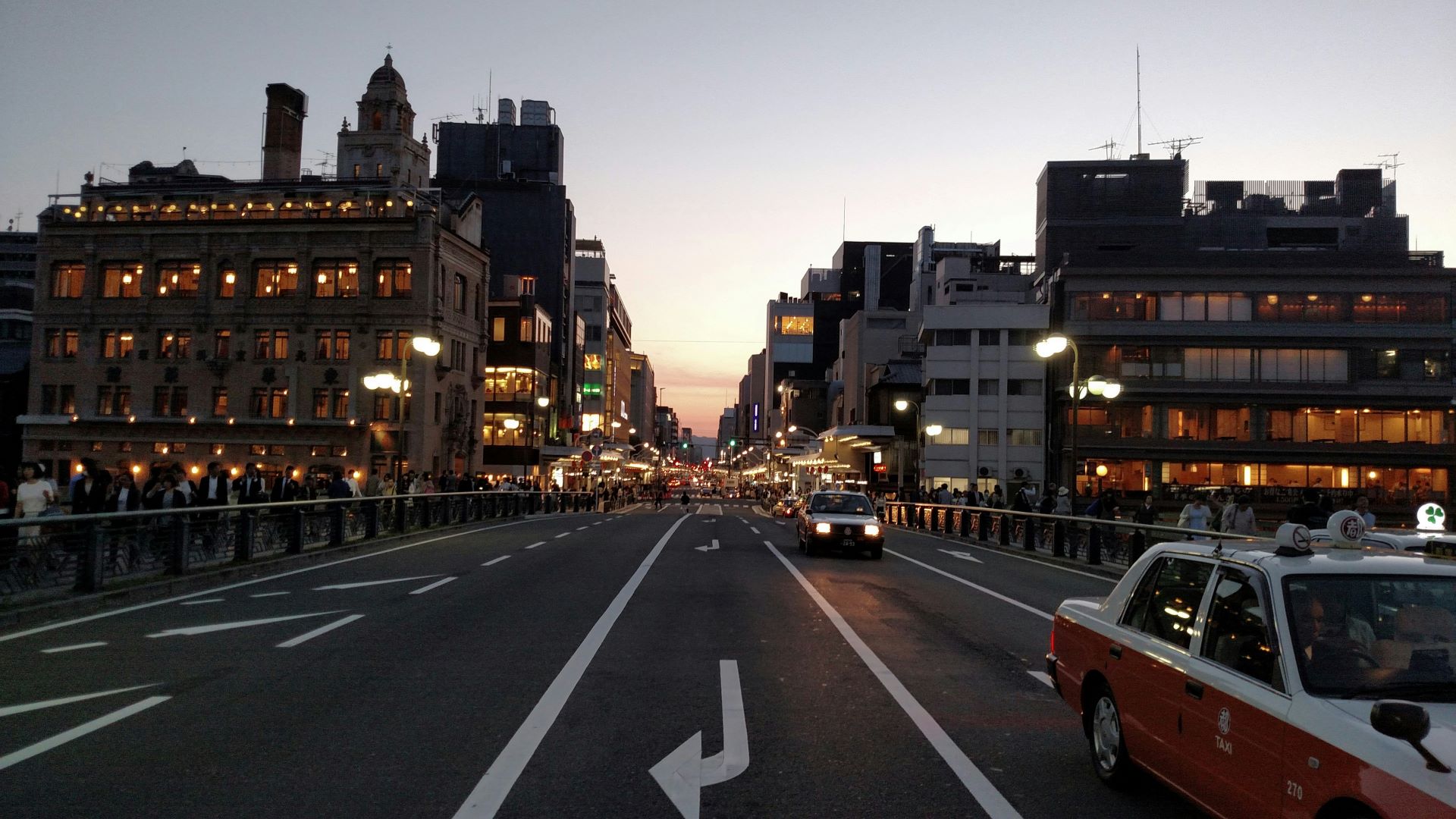 urban-jungle-vs-open-road-how-setting-defines-automotive-messaging.jpg