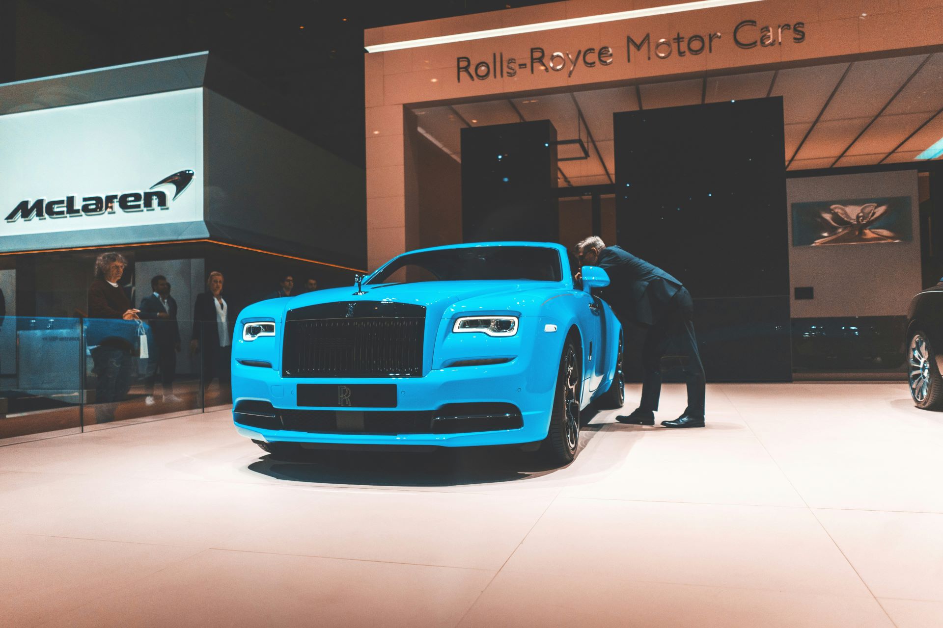 virtual-showrooms-ai-configurators-and-vr-test-drives-redefining-the-automotive-experience-2.jpg