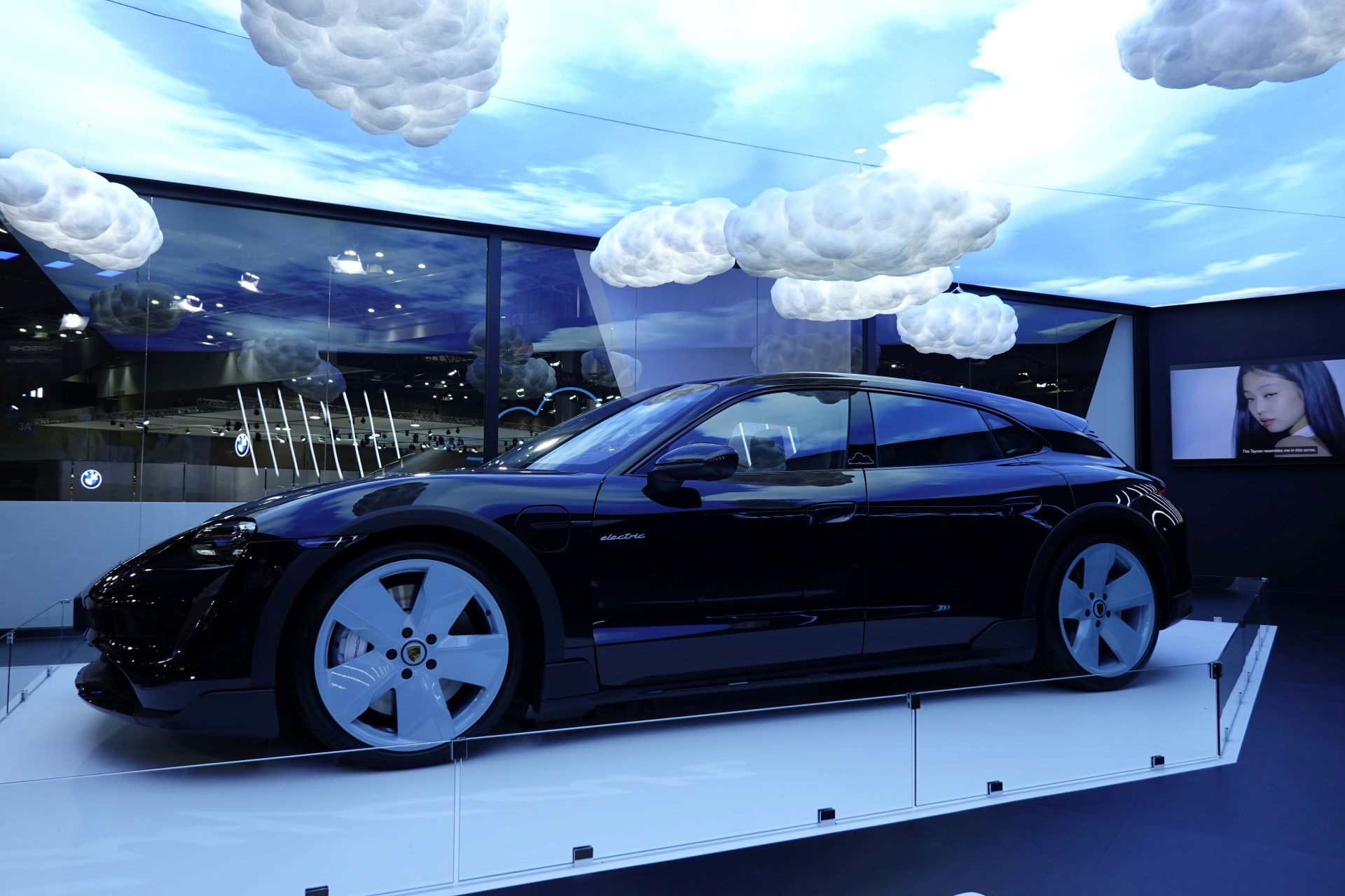 virtual-showrooms-and-the-metaverse-selling-cars-in-immersive-worlds.jpg