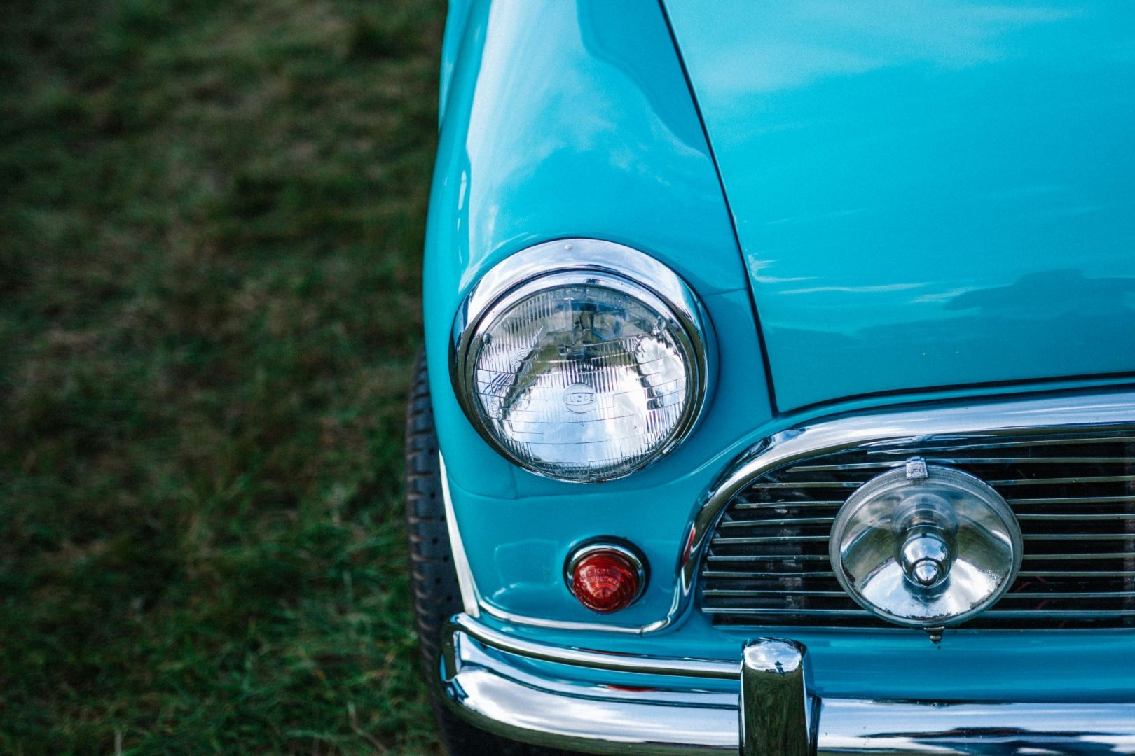 why-retro-ads-resonate-tapping-into-nostalgia-to-sell-modern-cars-2-1620x1080.jpg